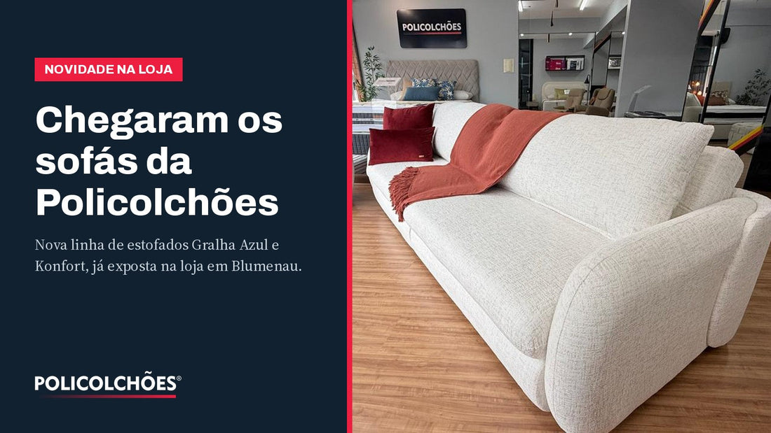 Sofá branco de tecido texturizado com manta terracota e poltrona orgânica expostos na loja Policolchões em Blumenau — nova linha de estofados