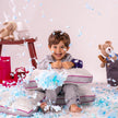 Criança brincando com travesseiros IWS Snow Kids e flocos de memory foam
