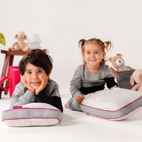 Crianças de pijama com o travesseiro infantil IWS Snow Kids