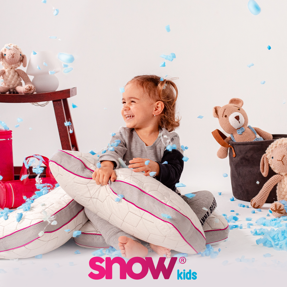 Criança sentada sobre o travesseiro infantil IWS Snow Kids