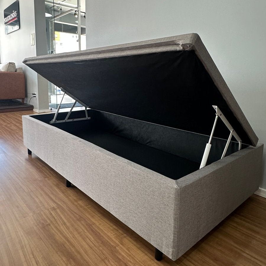 Box baú Gold Bortelli solteiro com abertura lateral, aberto no showroom da Policolchões em Blumenau