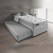 Box Difference com cama auxiliar em quarto, linho cinza