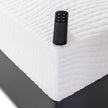 Detalhe do controle da cama articulada Pilati Empire sobre o colchão