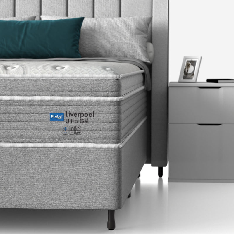 Colchão Probel Liverpool Ultra Gel ambientado em quarto, com etiqueta do modelo