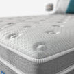 Detalhe da borda e da faixa lateral em suede cinza do colchão Probel Liverpool Ultra Gel