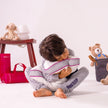 Criança abraçando o travesseiro infantil regulável IWS Snow Kids