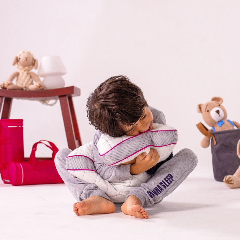 Criança abraçando o travesseiro infantil regulável IWS Snow Kids