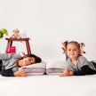 Crianças deitadas com o travesseiro infantil IWS Snow Kids