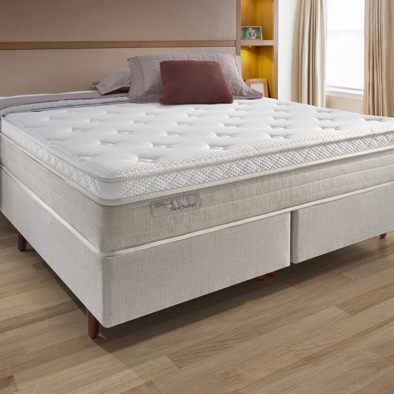Conjunto Difference New Nobel ambientado em quarto com piso de madeira