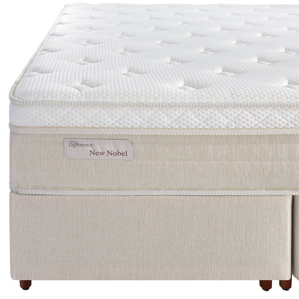 Detalhe da lateral do Difference New Nobel com etiqueta, pillow top em malha e faixa em linho