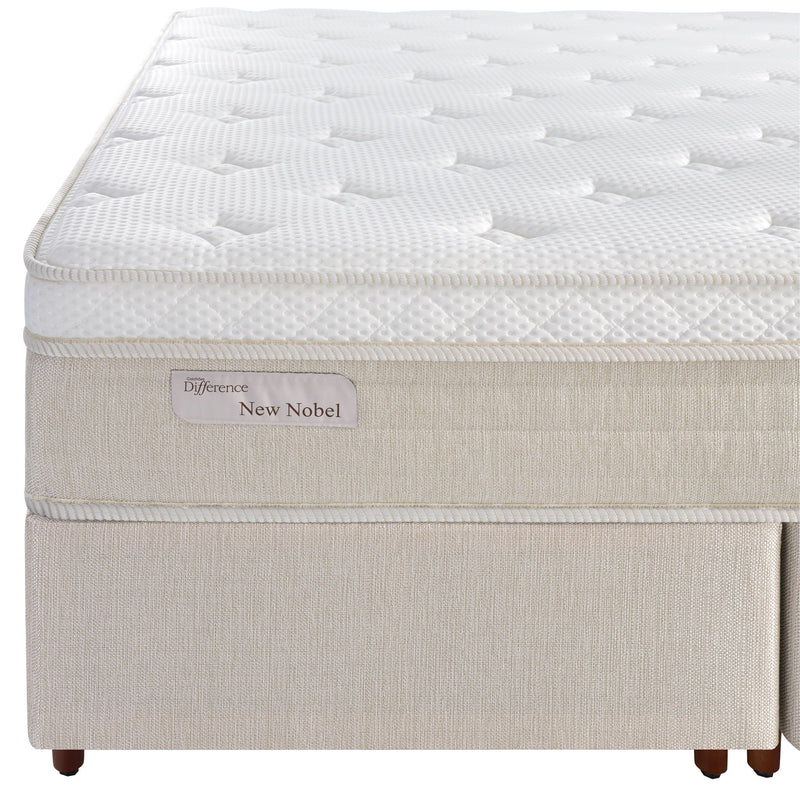 Detalhe da lateral do Difference New Nobel com etiqueta, pillow top em malha e faixa em linho