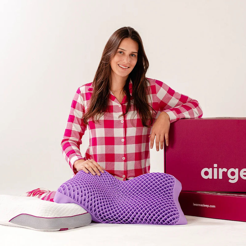 Mulher com o travesseiro IWS Airgelly 2.0 no colo, ao lado da embalagem