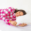 Mulher descansando no travesseiro IWS Magnum Pluma